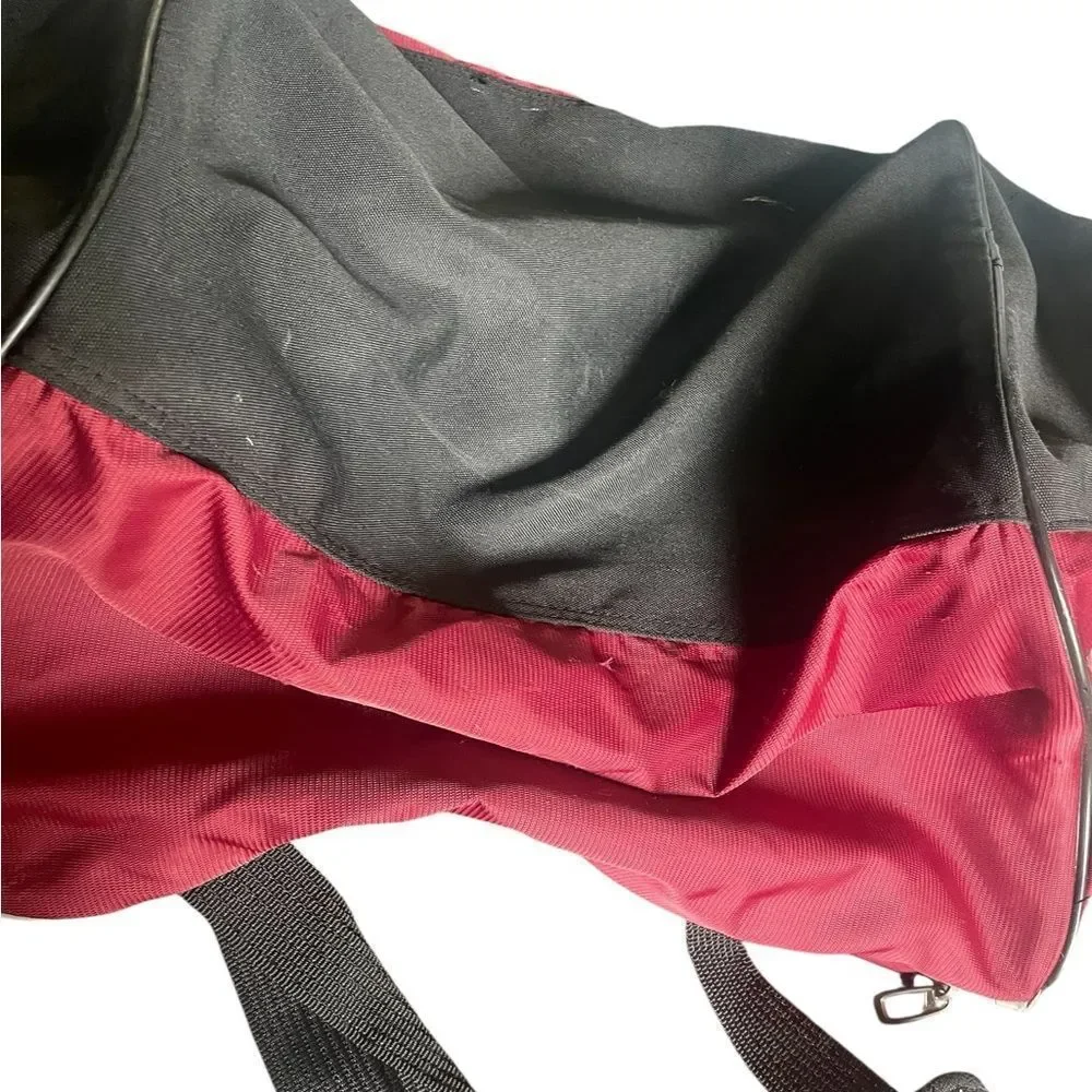 Nike Burgundy Sports Bag larges bottom measures 19 x 12 side pockets G54